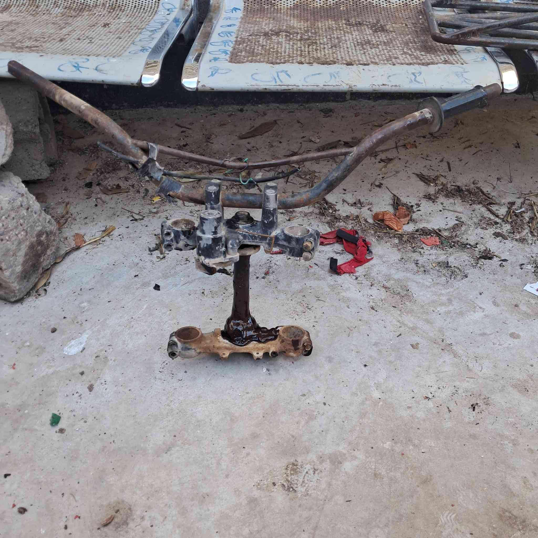 السلام عليكم  ***********
دبل خلفي  نضيف. 
كزوز  كامل مع العكس. كاتم 
سله درجه اوله. 
ويل وتاير خلفي.  ويل تعبان 
ستيرن وفراك كامل. 
شوته. نضيفه. 
مكان عماره. يوجد توصيل
