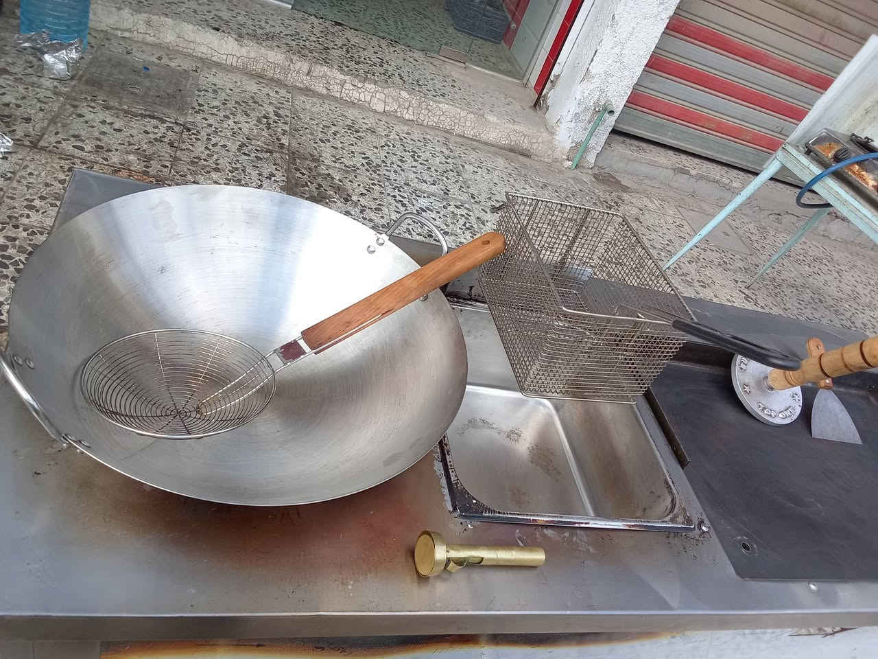 اغراض محل للبيع استخدام شهرين فقط ماكنة ثرم لحم استخدام مرة واحدة 300الف وطباخ فلافل وفنكر وهمبركر مع ملحقاته السعر350الف طباخ منظدي ثلاث عيون جداحة منظدي مع المنظدة والمنظم  40الف حماية طعام مع اربعة بلانكات مع الكاونترها 250الف رف للاكل جداري مترين ونص تعليق مع طبلاته 125الف كاونتر عرض 200الف للاتصال *********** الرفاق الثانية
