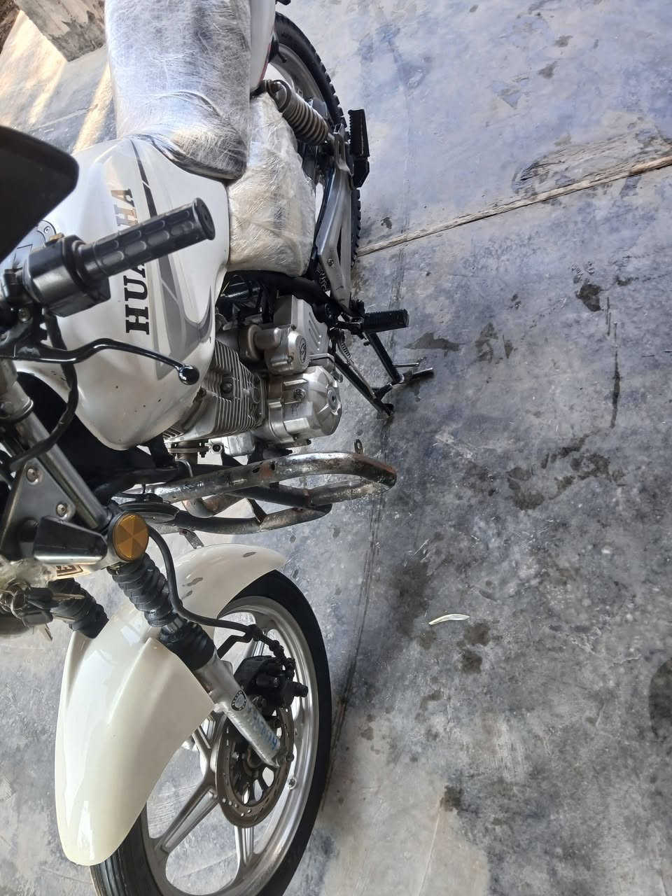 سلام عليكم
شباب عندي هيوشه مرقمه  وما عليه أي غرامه 
دراجه ما نقصه أي شي 
كهربائيات كلهن شغالات يعني فول 
تايرات جدد 
بوربرنات المامي جدد
بوربرنات لخلفيه جدد
بوربرن مال لبكره لخلفيه جديدة
زنجيل شديته جديد ما صارله هوايه 
كابريتر جديدة 
دهن جديد 
واير كلچ جديد 
واير سكليتر جديد 
بوربرن مال صدر جديد 
دراجه مكسور بيه بس شيال مال صالنصه تگدر تبدله او تلحمه 
ولبچم يعني لايت مكسوره لقاعده تگدر هم تلحمه 
وعندك لقمچي مال رون ومال سرعه مگطعات تگدر تبدلهم ثنينهم سعرهم 6 الف عند ابو احمد
لمهم 
دراجه معدله فول مال كراب
سعر دراجه مليون و250 
مجال بصيط
مكاني گرمه  
***********
