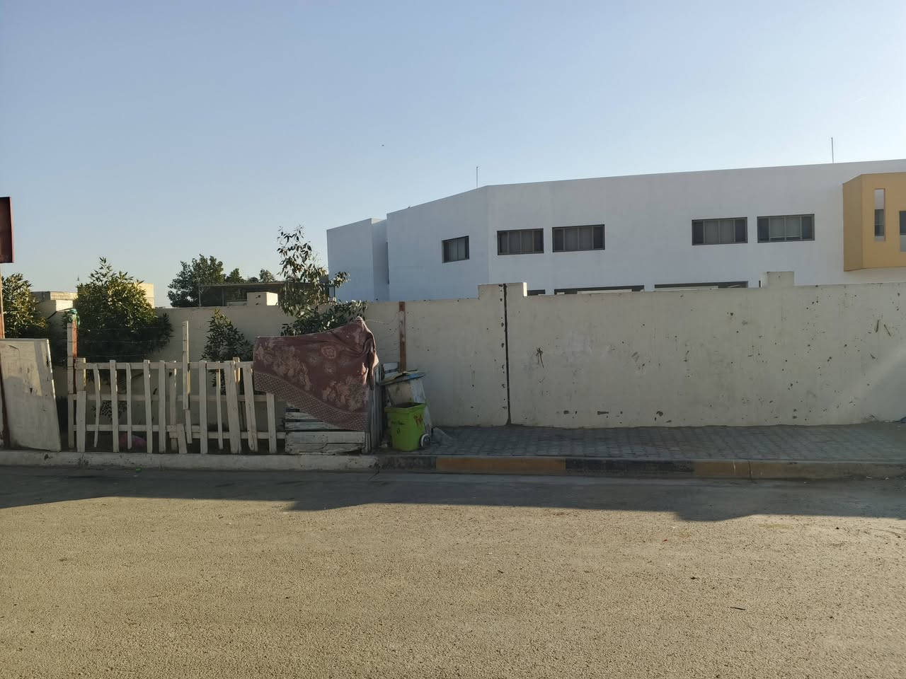 السلام عليكم دار للبيع مساحه 200 متر طابق واحد بالچريخي قرب شارع 30 خلف مدرسه الغزالي الجديده السعر 88 وبي مجال بسيط للاستفسار *********** بي واتسآب
