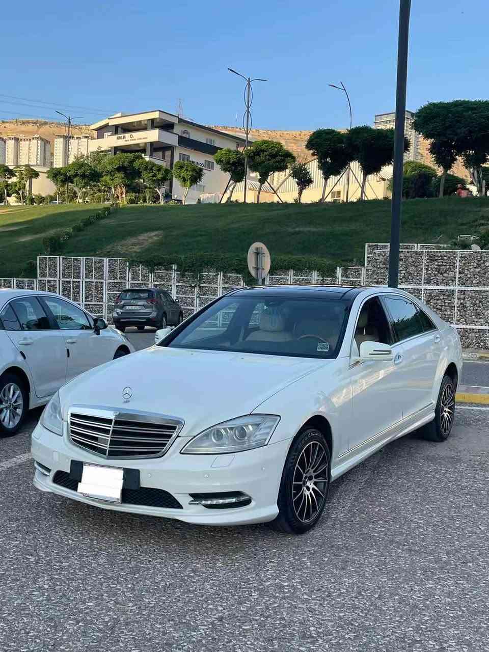 Marcedes s350 فول فولە پشت و پێشی کەپسە سەیارەکە زور پاکە مەکینەی نەکراوەتەوە ٢٠٠٨ کراوە بە ٢٠١٣ پانۆراما ٥ پەردەی بیلاد بۆ زانیاری زیاتر *********** کۆدی هەیە بێسەرێشە یەک موشکیلەی نیە ٨٥ گەڵاو برایانە السليمانية, العراق
