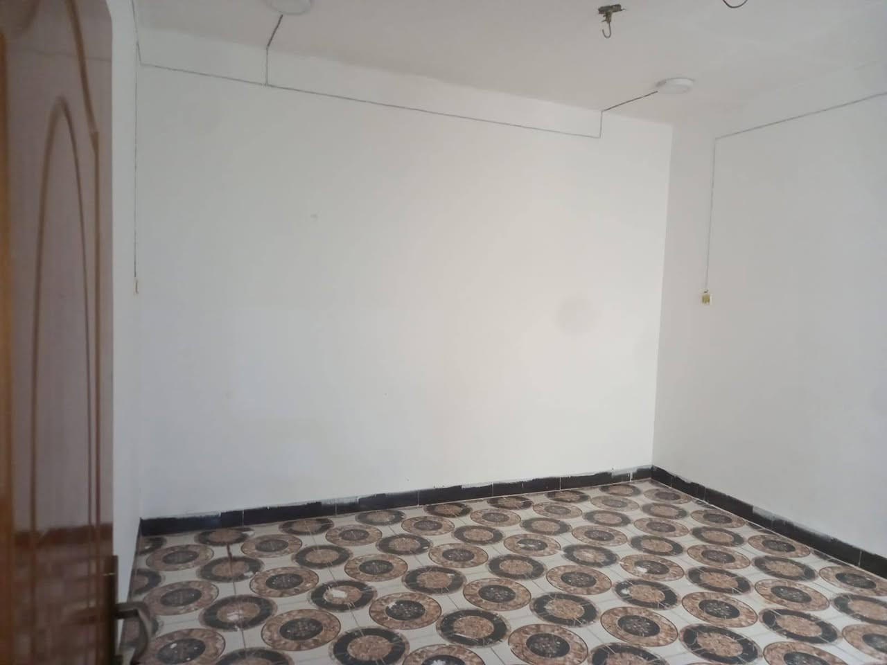 #دار للايجار  100م ايجاره 250الف 
   
🫆.. #نجف شارع المعمل  خلف اسوق حسين الرماحي قريب للمختار 
يحتوي على غرفه وصاله ستقبال ومطبخ وصحيات

 #تواصل الاتصال ع الرقم تاليه
***********
