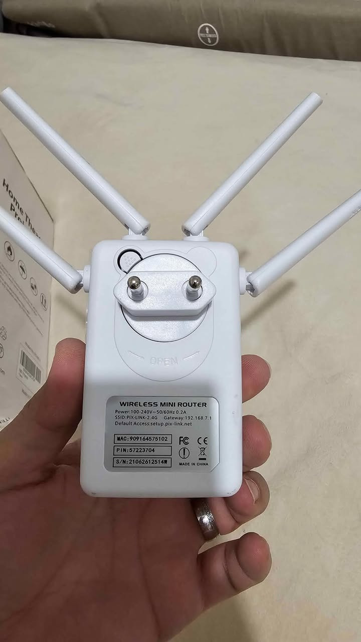 مقوي اشارة راوتر - Router Extender
.
تقوية اشارة الراوتر في المكانات البعيدة عن الراوتر او ذات الشبكة الضعيفة
.
يعمل عن طريق الوايفاي وكيبل ايثرنت Ethernet
.
الموقع: دهوك
للتواصل: *********** دهوك, العراق

