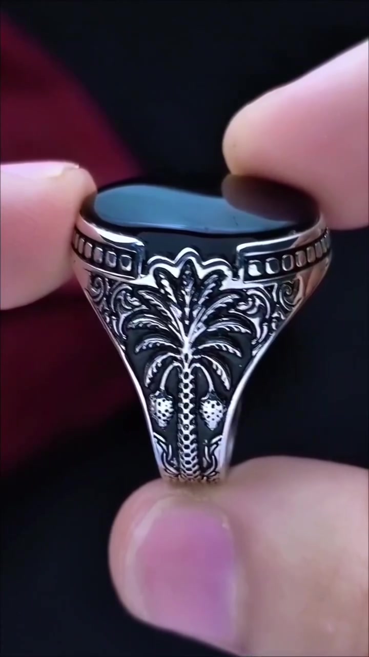 ‏✨ يمان للفضيات والكهرمان ✨
‏Haedr For Silver
‏
‏حيث تلتقي الفخامة بالأصالة... نقدم لكم تشكيلة مميزة من الفضة عيار 925 والكهرمان الطبيعي المختار بعناية، بتصاميم تناسب جميع الأذواق.
‏
‏💍 خواتم فضة رجالية ونسائية
‏🟠 كهرمان طبيعي بأجود الأنواع
‏✨ سبح فاخرة وأحجار كريمة مميزة
‏🛠️ تفصيل وتصميم حسب الطلب
‏🌍 شحن وتوصيل إلى جميع دول العالم
‏🎁 تغليف فاخر يناسب الهدايا والمناسبات
‏
‏الجودة، الأناقة، والثقة... عنوان كل قطعة نقدمها لكم.
‏
‏📱 للطلبات والاستفسار عبر واتساب:
‏+966562010988
‏
‏📸 Instagram:
YAMAN_Agate
‏
‏يمان للفضيات والكهرمان... لأن الفخامة تبدأ من التفاصيل. ✨
‏


**إذا كنت صاحب هذا الإعلان وتريد حذفه لأي سبب، رجاءا أرسل رسالة إلى الدعم الفني**