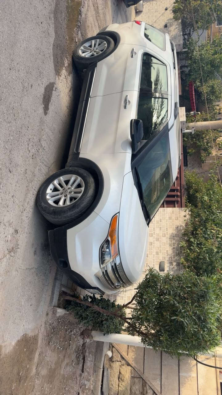 السلام عليكم 
عندي فورد اكسبلور موديل ٢٠١١ مكفوله من كلشي السياره خليجيه استلام شركه باسمنا مباشر ماشيه ٧٦ الف كيلو متر السياره صيانتها فقط شركة مال بيت حصراً
فوووول مواصفات السياره xlt
بانورما
تبريد ٣ قطع 
شاشه
حساسات  ٣٦٠
كشنات جلد 
خزن ميموري ٣ وضعيات 
كشنات امامي كهرباء
الباب الخلفي كهرباء 
تدفئه تبريد كشنات 
مابيها اي نقص السياره فوووول مواصفات 
مكفوله  من كل حادث 
مكان السياره حي العدل
***********   
؟
