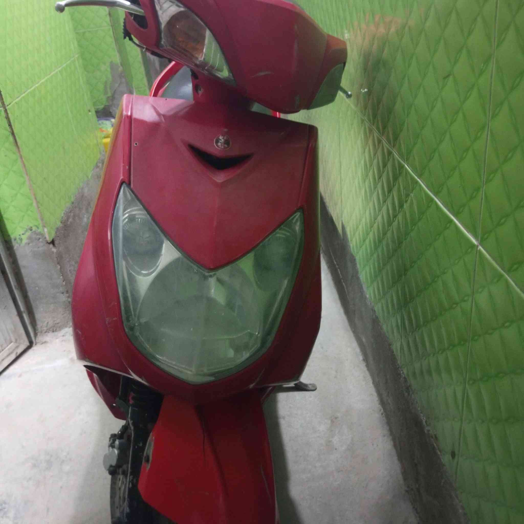 السلام عليكم
إخوان فحل بلاديه من الطول الطول كفر بلادي لون لحمر جارد مختم كابريتر مال حاويه تأير خلفي وويل خلفي جدد باتري جديد 
نقصها فقط شغلتين غيرهن تجي تعتب عليه 
كلچات تعبانه 
وستاند تعليك مبيها
بيع او مراوس 
***********
متوفر ماسنجر وواتساب
