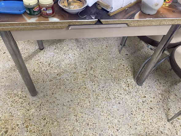 ميز نضيف للبيع السعر خاص *********** واتساب
