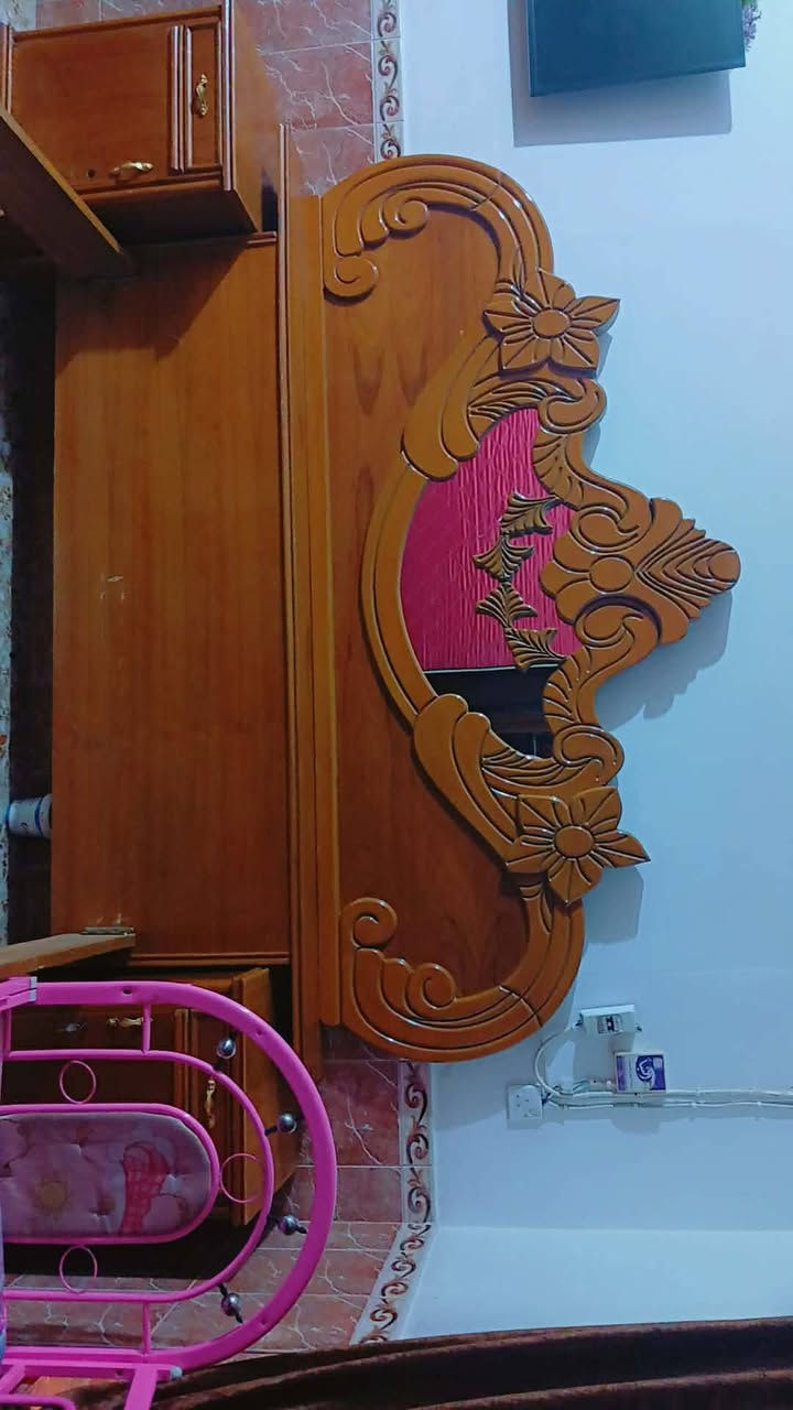 السلام عليكم راس جربايه العالي والناصي مع الكومديات مع ميز المكياج تسكام درجه اولى الله شاهد سعرهن ٢٥٠ وبيهن مجال قليل ***********
