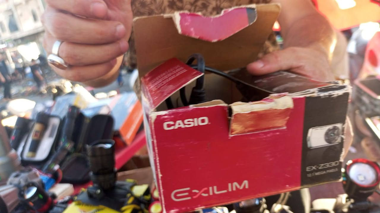 من الصور، الكاميرا هي Casio Exilim EX-ZS20، ويظهر على العلبة أنها بدقة 14.1 ميجابكسل، مع تصوير فيديو HD وعدسة 3x Optical Zoom.
إليك شرحًا مفصلًا:
المواصفات
الموديل: Casio Exilim EX-ZS20.
دقة الصور: 14.1 ميجابكسل.
العدسة: تقريب بصري 3× (Optical Zoom).
البعد البؤري: 18–54 مم (يعادل تقريبًا 29–87 مم في كاميرات 35 مم).
فتحة العدسة: f/3.1–5.6.
الفيديو: HD بدقة 720p.
الشاشة: LCD خلفية.
التركيز: تلقائي (Auto Focus).
الفلاش: مدمج.
المميزات
صغيرة وخفيفة وسهلة الحمل.
تعطي صورًا جيدة في ضوء النهار.
مناسبة للمبتدئين.
البطارية قابلة للشحن.
تدعم بطاقات ذاكرة SD وSDHC.
من الصور، الكاميرا هي Casio Exilim EX-ZS20، ويظهر على العلبة أنها بدقة 14.1 ميجابكسل، مع تصوير فيديو HD وعدسة 3x Optical Zoom. 
السعر 50.000 مع التوصيل لجميع المحافظات راسلني واتساب وتدلل هذا رقمي ***********
