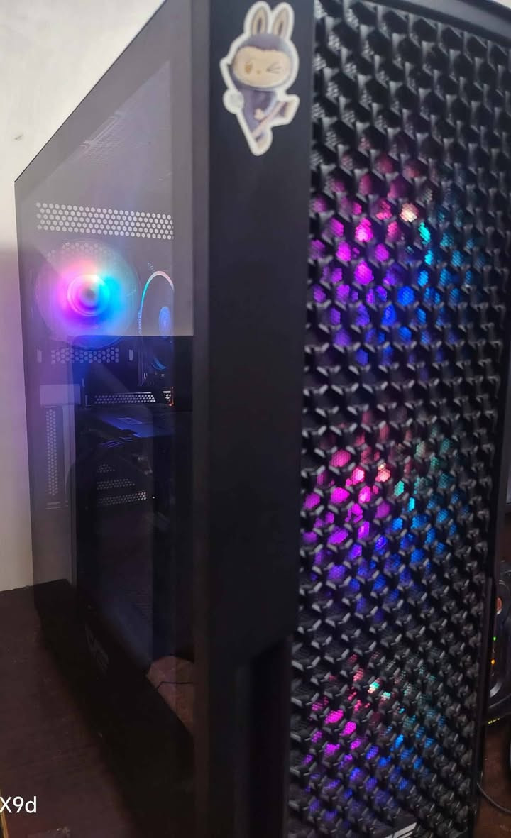 للبيع PC Gaming
المعالج: Ryzen 5 2600
كرت الشاشة: RX 580 2048SP 8GB
الرام: 16GB 
التخزين: SSD 500GB + HDD 500GB
المذربورد: Gigabyte B450M DS3H V2
مزود طاقة: 550W
الجهاز نظيف ويشتغل بدون مشاكل، ما مستخدمه هواي السبب ماعندي وكت فراغ مناسب للألعاب مثل PUBG و العاب الاقتصاديه وغيرها.
السعر 350 الف بدون ملحقات
مكان بغداد 
وات ساب (*********** )
