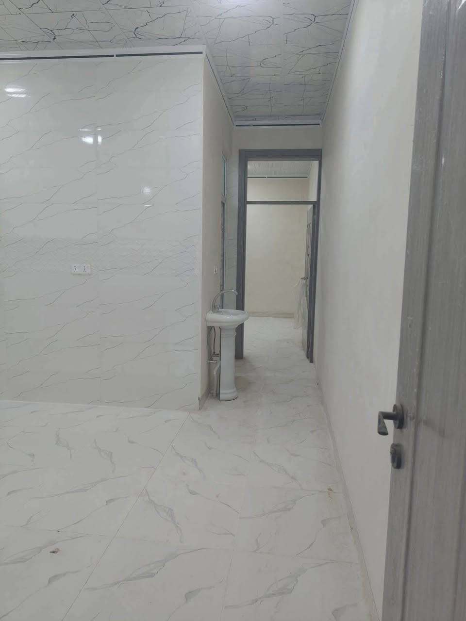 بالتقسيط
دار للبيع محجوز لصالح المصرف العقاري 
مساحته /100م واجه5م 
طابق ونصف درج خارجي 
يحتوي على غرفتين نوم واستقبال ومطبخ وصحيات 
نظام دكت 
الموقع /مقاطعة 55
مقدمه/30مليون 
مطلوب للمصرف /100مليون يدفع على شكل اقساط شهرية بواقع 438الف شهريه 
للاستفسار/***********
