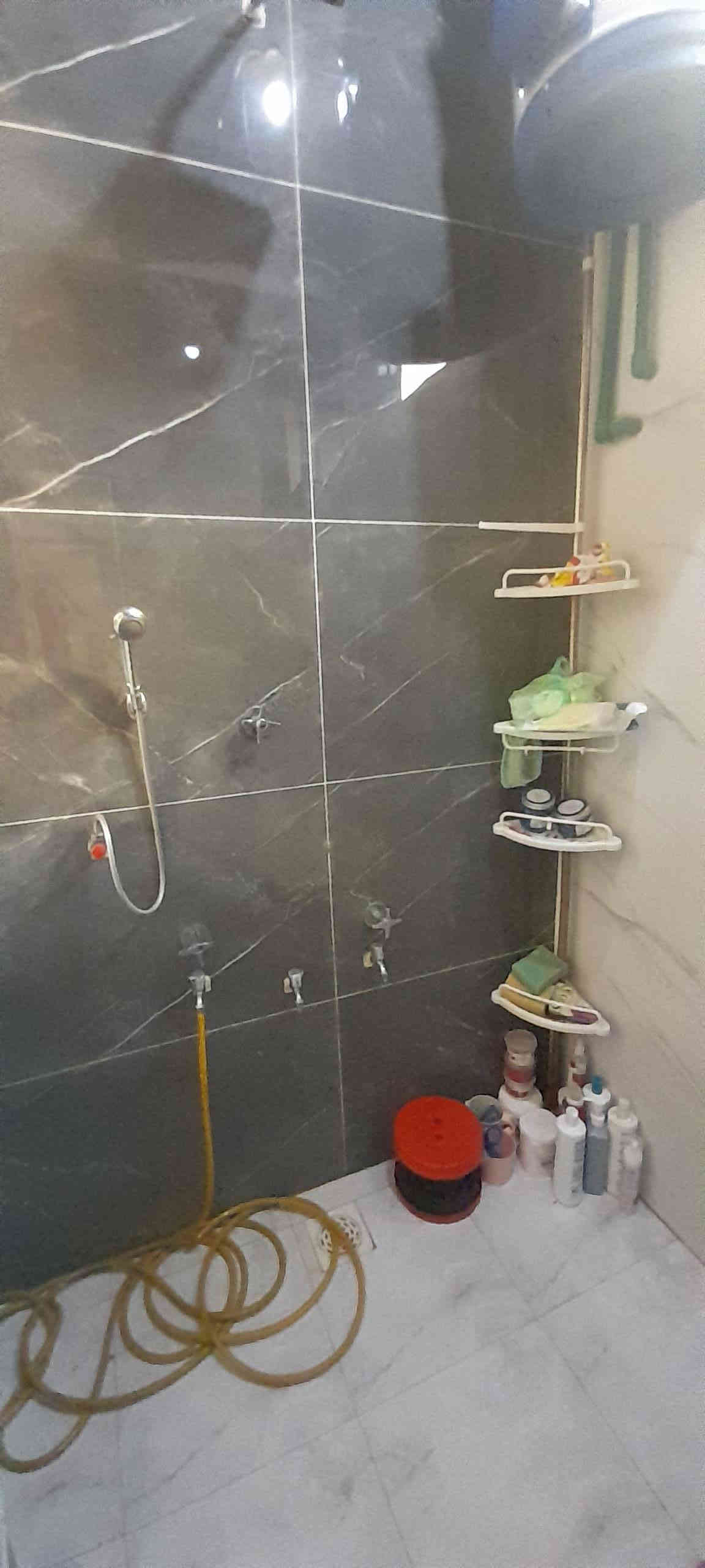 السلام عليكم بيت مساحة ٢٠٠ م في الموحيه نزله الصفاه القديمه يتكون الطابق الارضي من غرفتين ومطبخ وصالتين واستقبال ومنور عدد ٢ وصحيات داخلي وخارجي والطابق الثاني من ٤ غرف وصاله وصحيات السعر ٤٠٠ للاستفسار الاتصال على الرقم الاتي ***********
