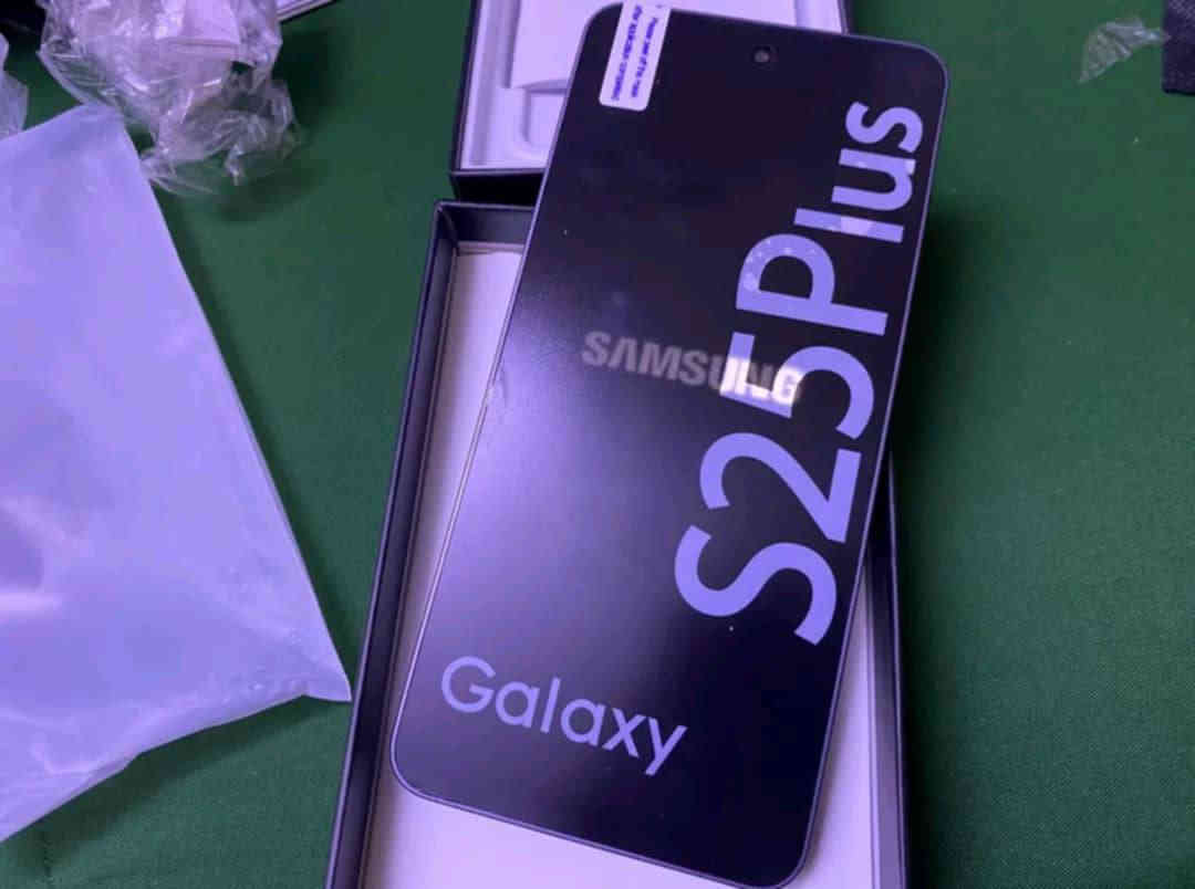 للبيع موبايل  galaxy s25 plus 
ذاكره 512 
عشوائيه 12
بطاريه 5110
مشغل ثماني النوات
كامره خلفيه بدقه 200 ميكا بكسل
الاماميه بدقه 62 ميكا بكسل
رايدته ب٣٥٠ وبي مجال جدا بسيط مكاني بغداد حرية قرب ساحه عدن
*********** واتساب فقط بغداد, العراق
