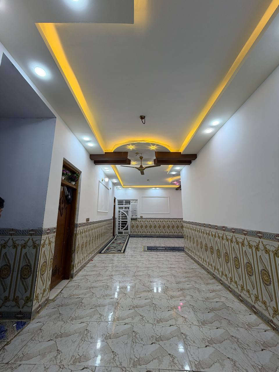 مكتب العراق للعقار عمودشارع الصب العمود  289
مساحه 600متر 
 
***********

 

✅ مشمول بقرار التطويب بيت بناه طابوك صب كونريت بناه جناي 

مقابيل قريت الغدير نجف البيت راكن 
المساحه 600المبني  300الحديقه 200 وترك 100
البناء الستقبال طوله 12
غرفه  5/صاله/مطبخ 1/  صحيات4داخل وخارج /وستقبال 
بناء طابوك / اساس + سقف كون*********** واتساب وتصال 

ألخدمات 🏡 
ماء/كهرباء/مدارس/سوق/تبليط/لحد الباب عرض شارع 20 كله تبليط النجف, العراق
