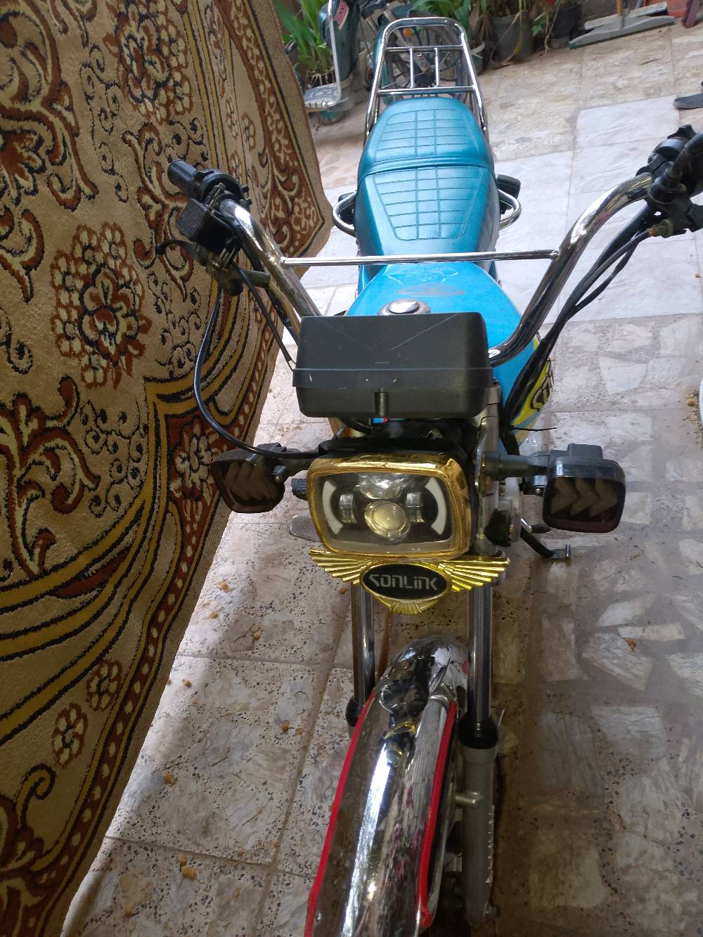 سلام عليكم دراجة ايراني موديل 24 محرك 200cc, خمسة گير، نظيفة تاخذها منا تطلع بيها منا،  سعرها 650 وبيها مجال بسيط للتواصل على الرقم ***********
الأوراق شلونهن؟ الرخصة والكمرة/السنوية كاملة لو أكو شي ناقص؟: 
اوراق الشركة 
وين موقعكم بالضبط بالمحافظة أو المنطقة حتى الزبون يعرف يجي للمعاينة؟: 
بغداد 
بيها أي ملاحظات أو عيوب لازم تنذكر؟ مثل صوت بالمكينة، كهرباء، سلف، أو خدوش/ضربة بالهيكل؟: 
نواقص بسيطة 
السعر 650 نهائي لو بيها مجال للمساومة؟ وهل تقبلون تبديل لو فقط بيع؟: 
بي مجال