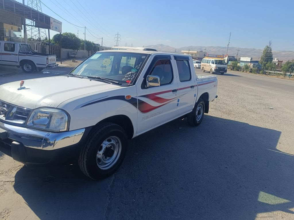 نیسان مۆدێل 2007 ناو سور مەکینە بەخ 
ڕەقەم سلێمانی چوار تایەو ویلی لۆکی لەژێرە 
دو پارچەی ڕەشە کەمێک ناوی گرتوە 
سەنەوی یەک ساڵی ماوە 
گێڕو مەکینەو ئەکسل و تەبرید و تەقەو ڕەقە بەشەرت 99 گەڵاو مەجال 
پارەی دوهەزارو دوویەکە 
شوێن شارەزوور 
*********** ڤایبەر واتساپ حلبجة, السليمانية
