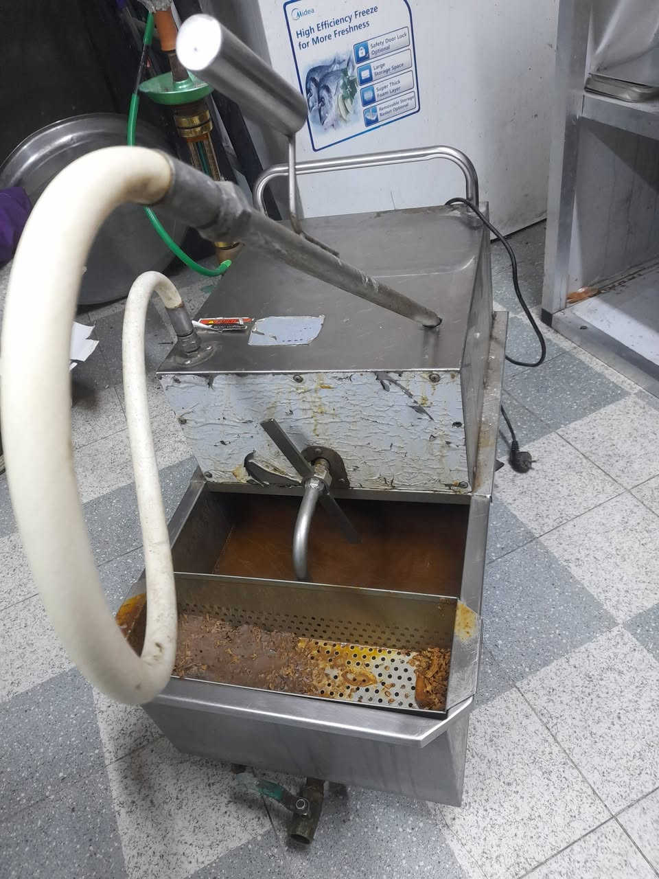 غراض مطعم للبيع 
فلتر دهن قلاية السعر ٥٠٠ الف
كريل بركر عراقي السعر ١٠٠ الف
مثرامة حجم ٢٢ السعر ٢٧٥ الف 
قالب بركر حجم ١٤ السعر ١٢٥ الف 
عجانة حجم ١٠ كيلو السعر ١٧٥ الف 
مجمدة سعر ١٠٠ الف 
قلاية ٥ مدافع استخدام شهرين السعر ٧٠٠ الف 
قلاية ٢ حوض عمل عراقي عادي السعر ١٠٠ الف 
كاشير سستم كامل مطاعم وماركت نقص طابعة السعر ٤٥٠ الف 
ميز كراسي عدد ٥ ميز مع الكراسي السعر القطعة ٧٠ الف 
الاسعار ثابتة رجاءً بدون تعامل او كسران بأسعارهن  
عنوان بغداد حي العامل 
***********
