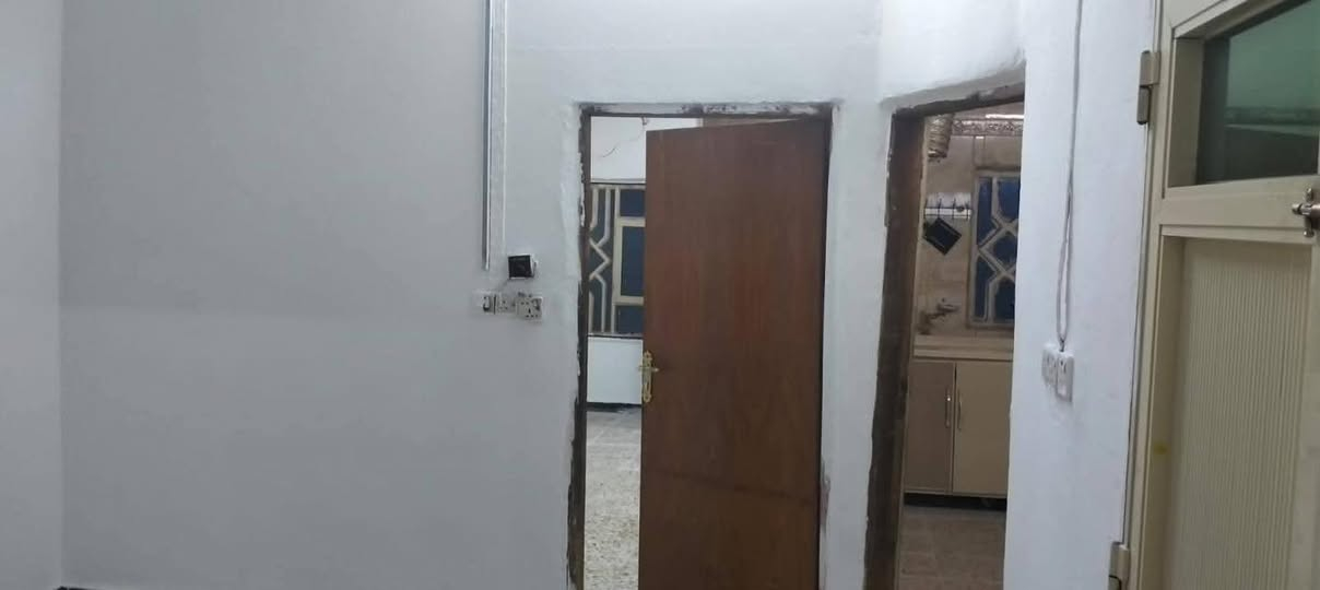 بيت للأيجار
القبله حي الشهداء قرب مدرسه المفاخر
مساحة البيت 104متر
يحتوي على غرفة كبيرة وصاله 
واستقبال ومطبخ وصحيات داخلية وخارجية وطارمة
الايجار / 400 الف 
***********
