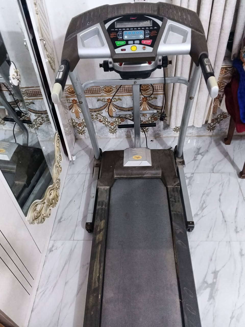 السلام عليكم جهاز جري  نضيف جدآ استعمال قليل جدآ  للبيع يتحمل وزن ثقيل حقيقي مو وهمي جبلي دبل ماطور يحتوي على تكسير شحوم شاشة ذكية قياس نبضات القلب والسرعه والسعرات والمسافه. يوجد فيه سماعات  الرقم *********** بي واتساب  الرقم الثاني  ***********  هم بي واتساب
