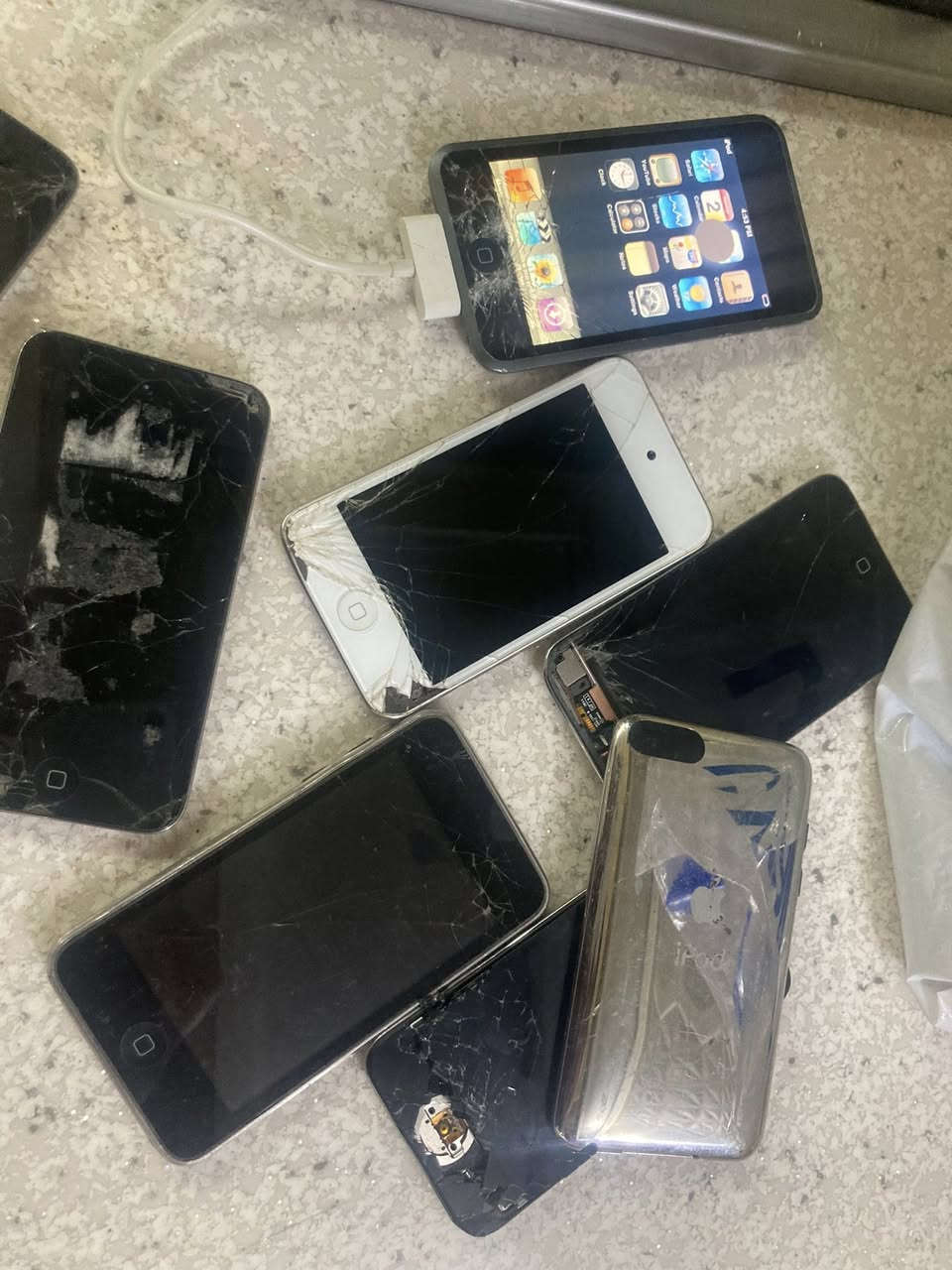 iPod 1.2
شاشات مفطره 
بيهن شغالات بيهن طافي فحم 
قطعه 10 الاف 
خاص او واتساب ***********
يوجد توصيل
