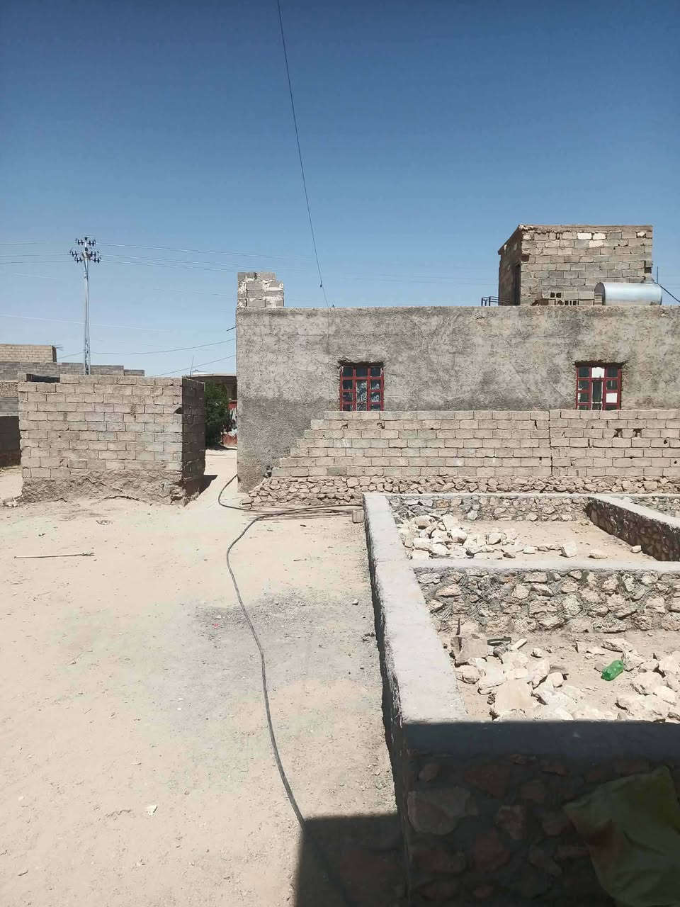 سلام عليكم بيت للبيع المساحة 500 ماي كهربائ المكان  حي لامين قريب عله ديوان الجغايفه السعر 20 هاذه رقم رعي ***********

