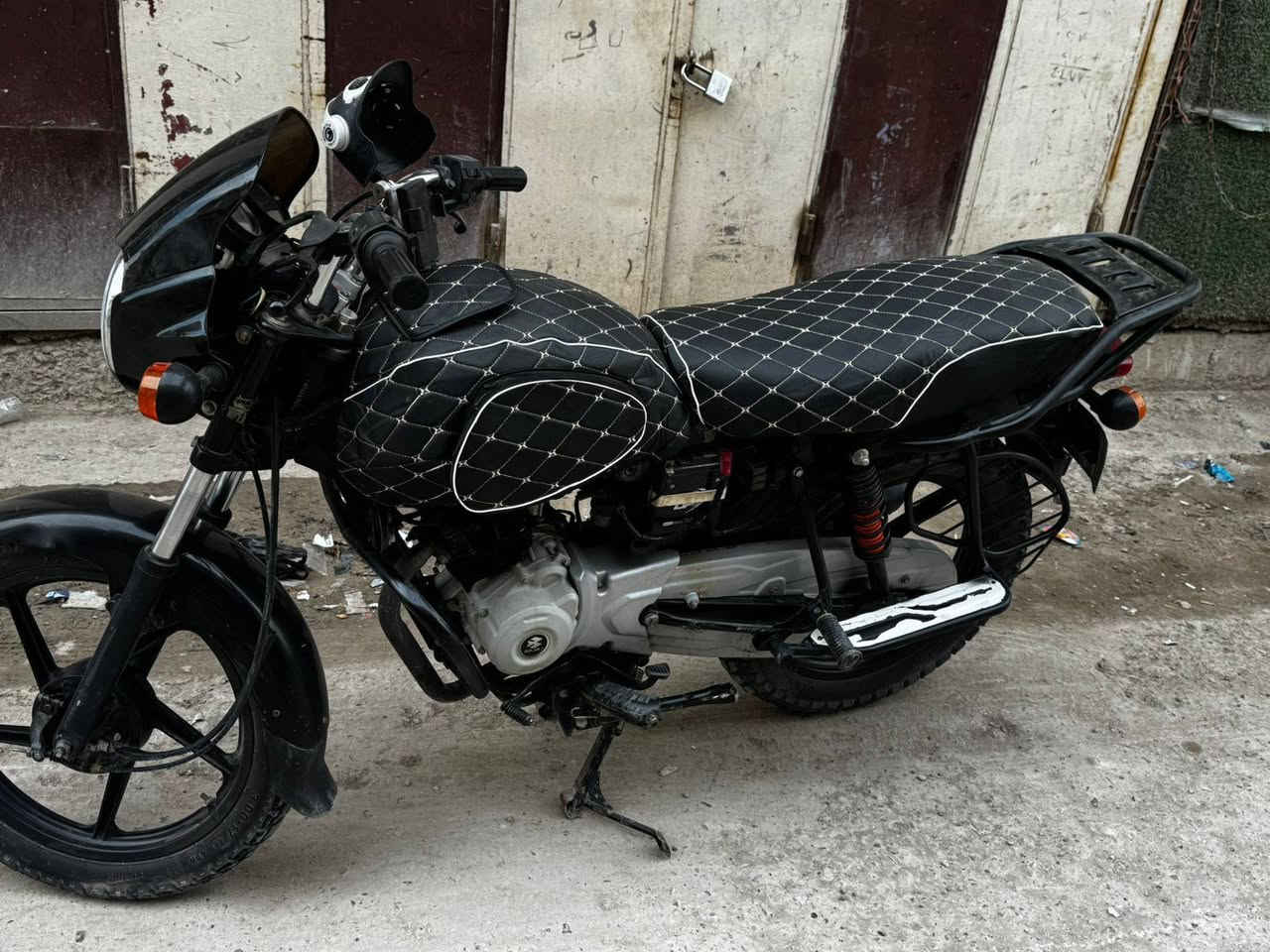 السلام عليكم بوكسر موديل 21 للبيع
الدراجه مجفته تجفيت شركه قبل شهر مجفتهه الدراجه متعوب عليهه ما بيهه اي نقص بس كفر صفاحي الدراجه مرقمه بأسمي وثاني يوم تحويل مكاني الغزاليه جرف الملح 
السعر مليون و850
*********** هاذه رقمي بي واتس
