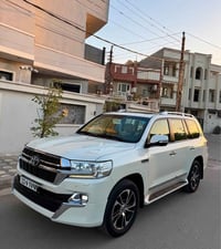 لاندكروز 2017 بريم وايت اديشن  سياره جديده مكفوله من الصبغ والضرر حته ...