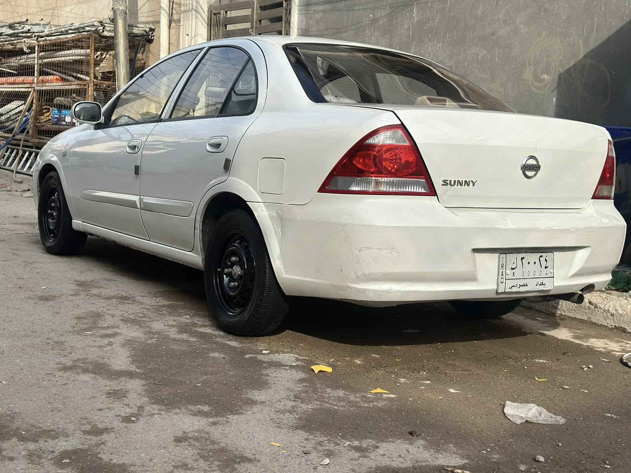 مرحبا حبايبي هاي نيسان سني بدي كوري السياره جديده وجهزه برغي ما ناقصهةتحويل ثاني يوم مكفوله من الضربه بس بيهة الجملغ الامامي والباب اصدر صبغ وباوك الباب الخلفي يعني ٣ قطع بصب فقط بدون حادث ولا دواخل 
الموديل ٢٠١٢  السعر ١٠٠ وهاذ تلفوني *********** موفق
