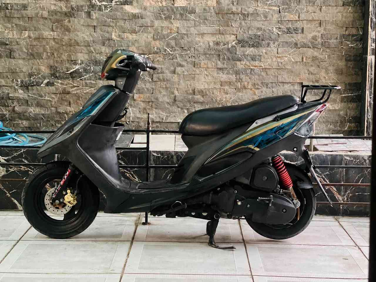 🏍️ للبيع: دراجة (عدلة) ياباني أصلي موديل 2008
دراجة كلش نظيفة وما بيها ای نقص، مال رمبة بعدهة ما ماشي  بالعراق (رمبة، زيرو) 💯
🛠️ المواصفات:
 المحرك: بشرط بس قباغ فیلس مفتوح  حجم 49 بلادي.
 القطع والملحقات: الكابريتر، الصالنصة، الشوتة، والتايرات كلها بلادية مال شركتها.
 التعديل: الدراجة ولا برغي مفتوح منها (مكفولة من التعديل والتلاعب).
 الكهربائيات: المنظومة الكهربائية كلها شغالة وبأحسن حال (سلف،هندر، لايت، إشارات،) كله شغال 100%.
✨ ملاحظة: ما شاء الله الدراجة لقطة، كلش حلوة وبدون أي نقص، وجاهزة للتراي والركوب.
💰 السعر والمكان:
 السعر:650 (أو بيه مجال بسيط)
 المكان: كركوك - الشورجة - قريب على مطعم حمه ناصر 📍
 للتواصل والاستفسار: يرجى الاتصال على الرقم: *********** 📞
(الي شراي ويدور نظيف إحنا بالخدمة)

🇯🇵🇯🇵🇯🇵🇯🇵🇯🇵🇯🇵🇯🇵🇯🇵🇯🇵🇯🇵🇯🇵🇯🇵

جۆری ماتۆڕ:ماكس عدلەی یابانی (MAX) یابانی ئەسڵی، ماکینەکەی بەس قەپاغ فێلسی کراوەتەوە (زۆر خاوێنە و هیچ عەیبێکی نییە).
 دەنگی ماکینە: دەنگێکی نەرم و بێ کێشەی هەیە (ساف و مەزبووتە).
 شێوازی داگیرساندن: بەسلف  و هێندەر () بەبێ هیچ کێشەیەک و بە خێرایی دادەگیرسێت.

⚡ کارەباییات و برێک (ئیستۆپ)
 کارەباییات: سیستەمی کارەبای تەواو و مەزبووتە.
 ئەو بەشانەی کار دەکەن: لایت،گێ چوو (ئیشارات)، و کار دەکەن.
 برێکەکان: برێکەکانی (لۆکە برێکانی) زۆر توند و مەزبووتن.
📍 نرخ و ناونیشان
 نرخ: نرخەکەی (650💰)
 ناونیشان: کەرکووک - گەڕەکى شۆرجە. لاي چێشتخانەیی حمە ناسر📍📍
📞*********** كركوك, العراق
