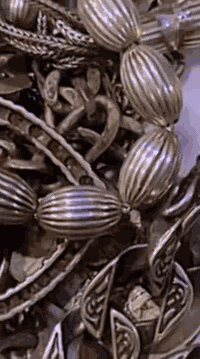 فضة ٢٥٤ غرام من ضمنها سبحه جديدة+ سوار جديد والباقي كسر فضة وبي حجر شي...