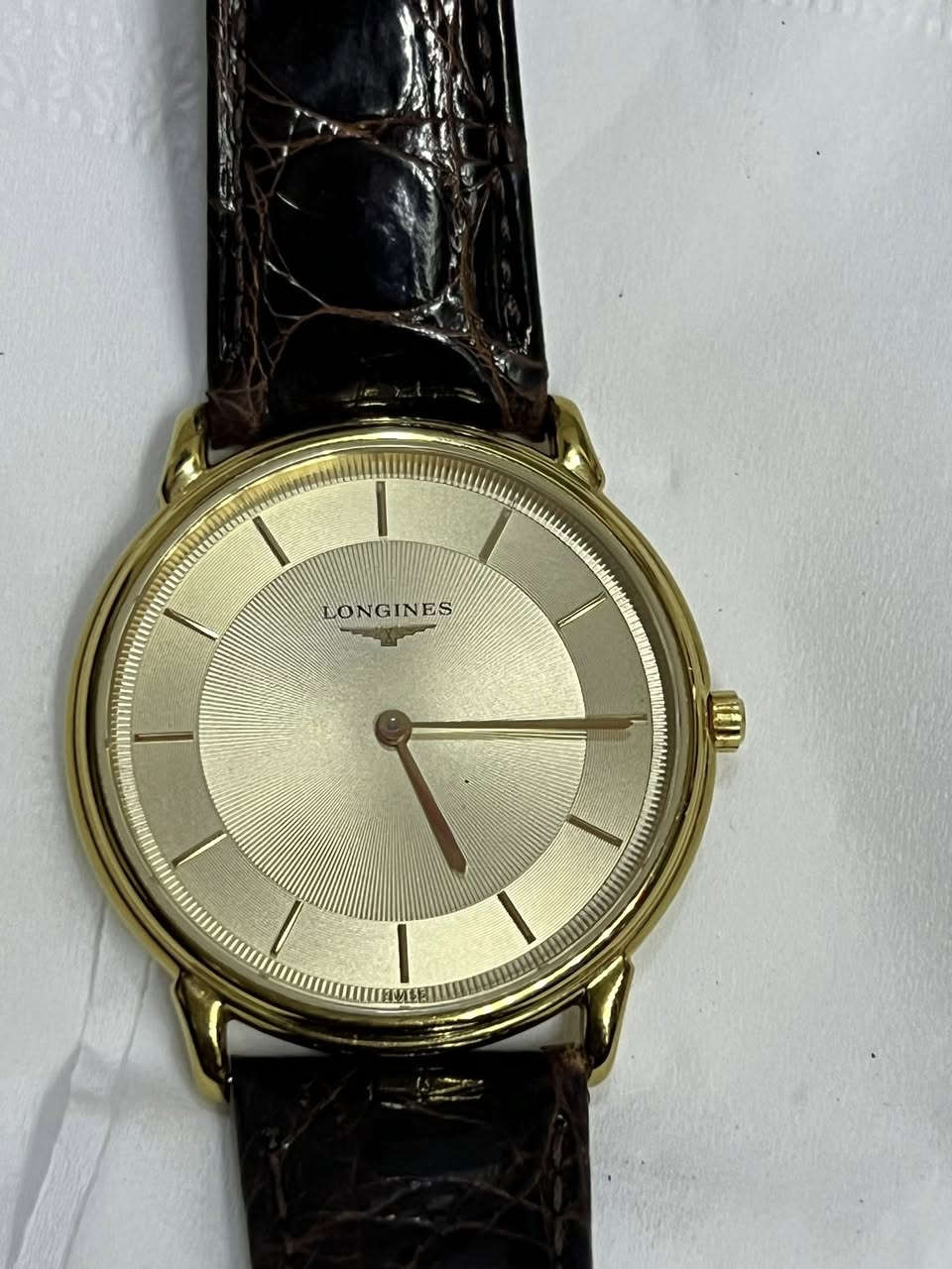 ساعه سويسري نوع لونجين كوارتز بطاريه قطر 34 ملم طلاء ذهب 18 نظافه تامه مع ستيكر الشركة للتواصل الاتصال على الرقم *********** يوجد توصيل كافة المحافظات
