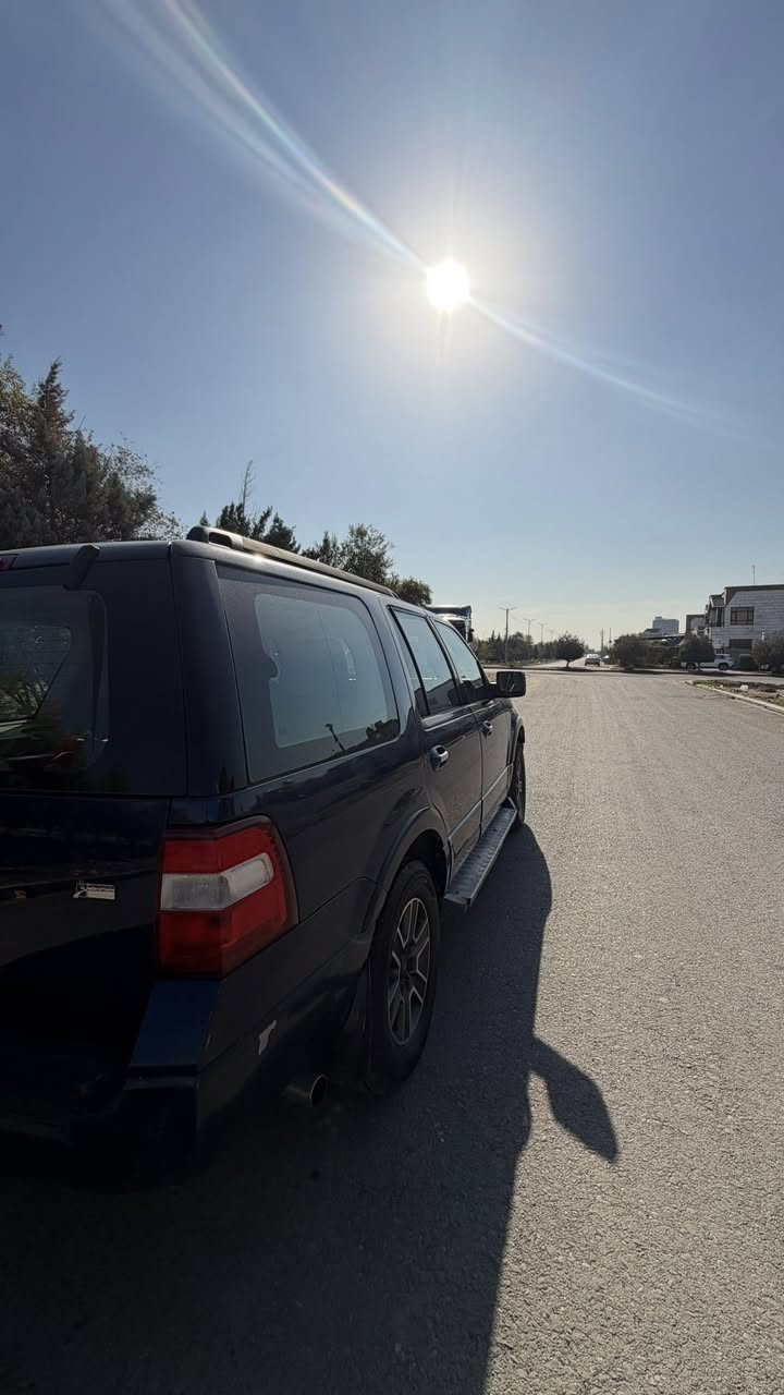 فورد اكسبديشن موديل 2010 فول عدا سقف
كشنات كهربائيه تبريد ثلاث قطع 
سنويه هزه جديده كامله 

بيها بارد فوق قبغ بانزين وشارب بنيد ومربع صغير عكس جهة قبغ بانزين 

سياره مرتبه عليها بساتن خليجيه V8 شرط تخلي نفط مدك دوانز 
موديل البتره مو طويله 👍🏻👍🏻👍🏻

مكان سياره اربيل وسعرها 125 ورقه شرط تحويل وكاله كامل 👍🏻👍🏻

***********
***********
