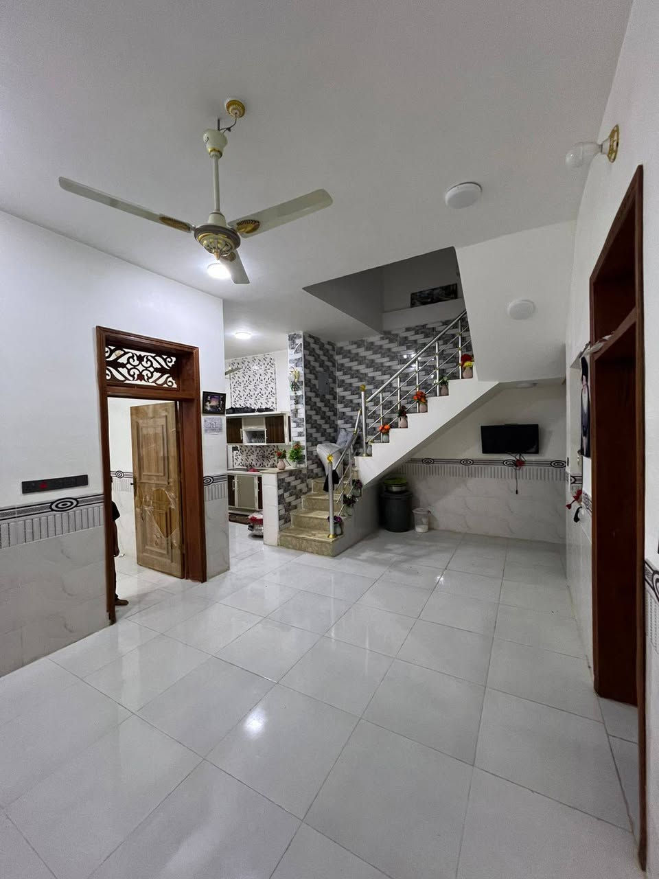 🏡دار للبيع🏡
المساحة: 100 متر مربع،،،،
*********** 
✅ #طابو_زراعي_سند_25_أقرار_محكمه
السعر: 42  (مع المجال)
الموقع: النجف شارع الصب عمود 327 #ألخط_ألاول وقريب للشارع العام 

مواصفات البناء:
غرفة نوم وصاله ومطبخ واستقبال حمامات داخليه وخارجيه وكراج 
بناء مرتب (أساس + سقف كونكريت + طابوك)
أرضية بورسلين أبو الـ 60

الخدمات:#بعد_عن_سوق_100م
ماء كهرباء مدارس سوق تبليط مولد

للاستفسار والاتصال:
***********
