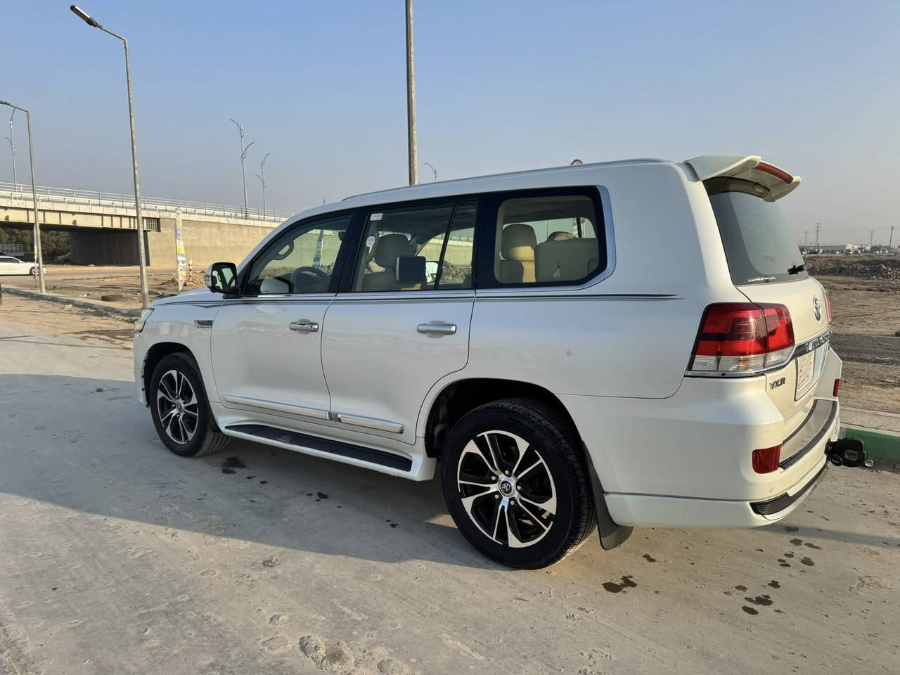 يالله
لاندكروز 2017
فطيم 

V8
 حجم المحرك   4600

السونار مرفق

رقم بغداد باسمي 
مكاني ذي قار 
السعر 440
رقمي ***********
