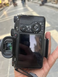 للبيع سوني a7Rlll مع عدسه 85سكما ابيع بدي وحده عادي  شراي وتساب 078141...