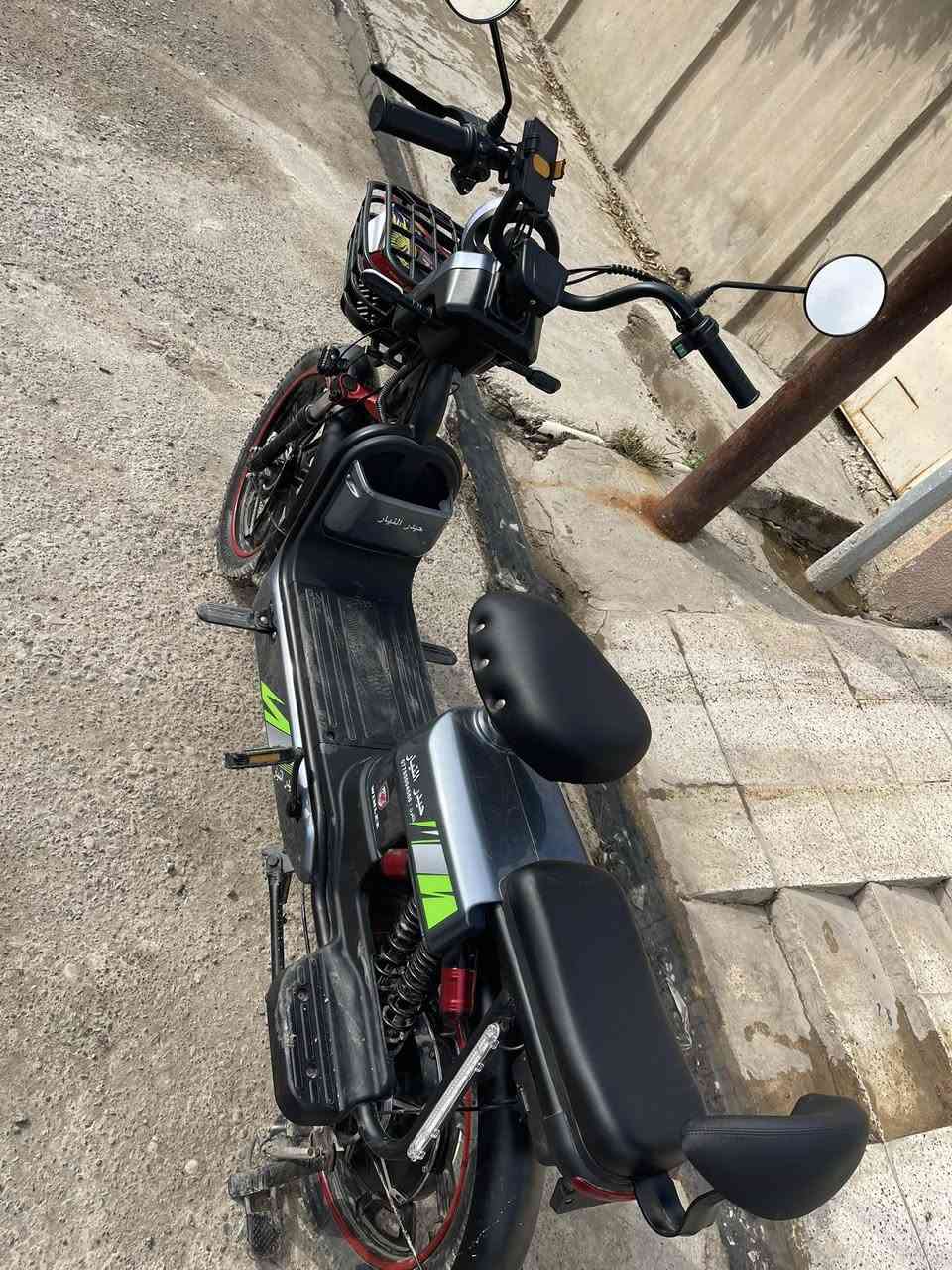 السلام عليكم 
دراجه شحن للبيع حجم 20 دراجه جديده لوك ما صارلي اقل من شهر اخذها 5 بطريات جديده تمشيك 50 كيلوا و شاحنه اصليه مال شريكة و ولايت اشرات و هورن و سماعه كلها شغالها والسعر 465 بيها مجال و عنواني موصل الايسار . ***********
