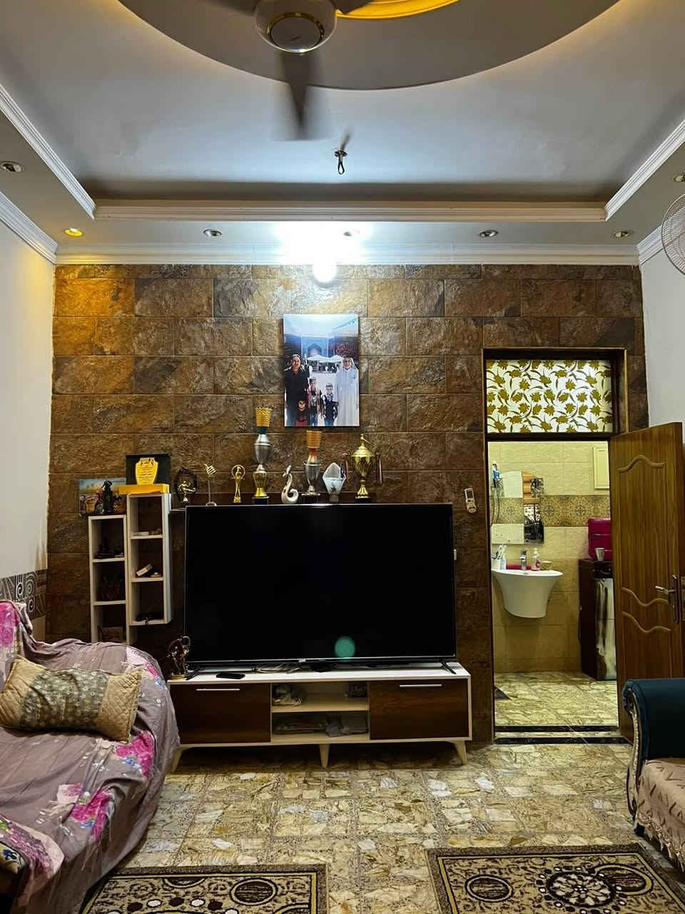السلام عليكم بيت للبيع 80 متر ركن بطحيه بناء حديث  ٢٠٢٢ الرحمانية قرب شارع 60  يتكون من استقبال هول مفتوح مع المطبق + غرفتين الطابق الثاني واليكم الصور والتفاصيل كاملة اتصل على رقم الهاتف ***********
