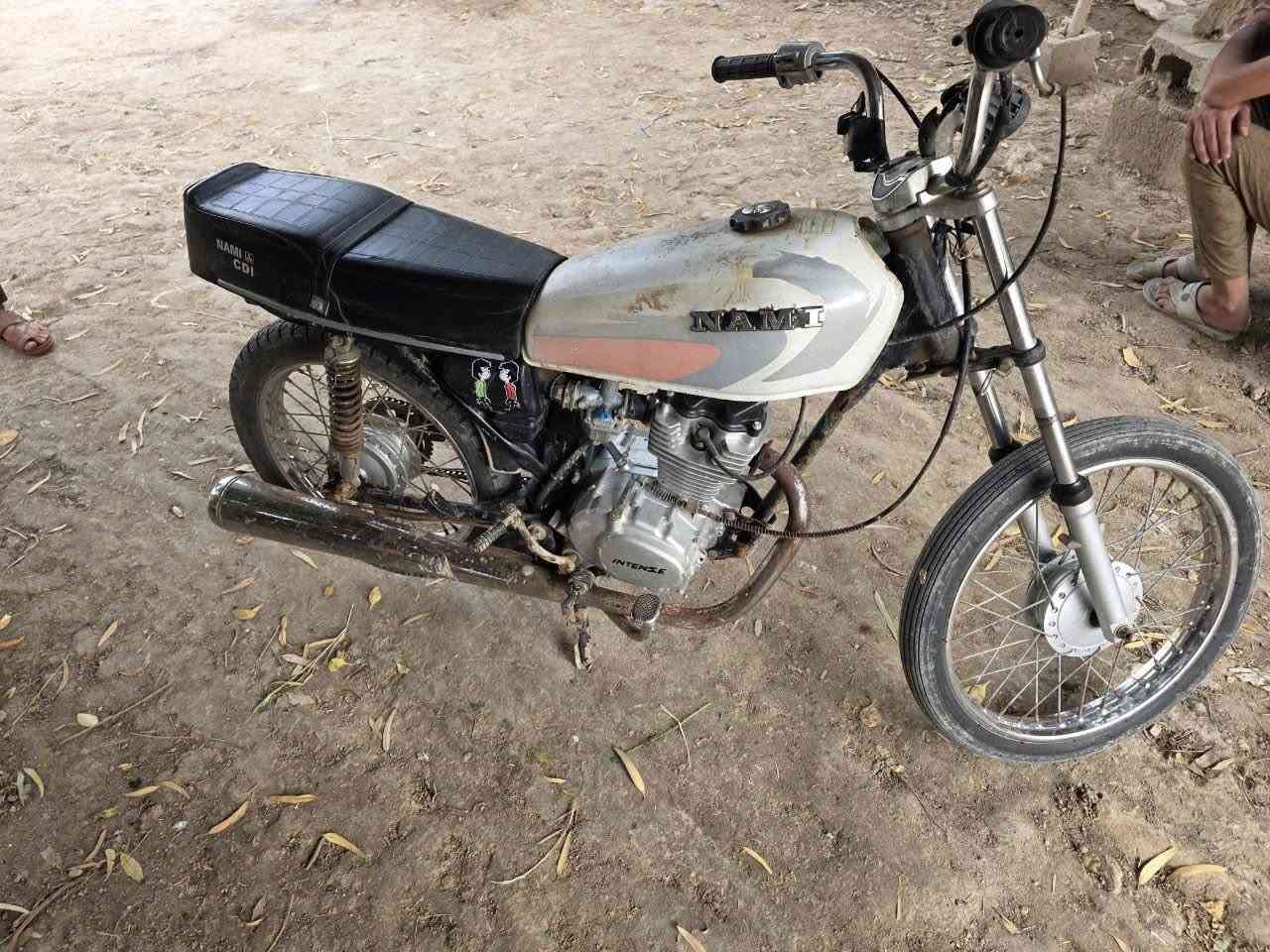 السلام عليكم دراجه للبيع شاصي نامه ومحرك انتنز بدون اوراق مكفوله عشائريه السعر 550$ وبيه مجال المكان بساتين الماجديه منطقه ام لبطوط +الشراي يجي خاص + رقم الهاتف ***********
