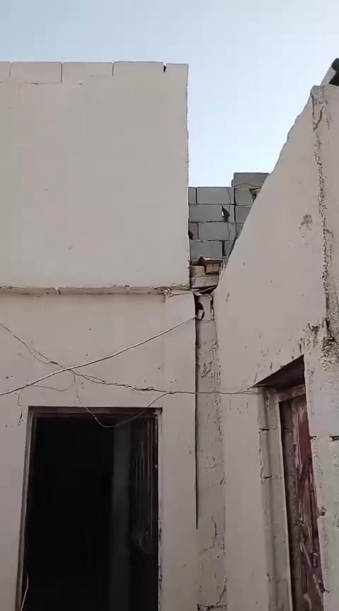 السلام عليكم عدي بيت بناه قديم مو كلش بل الجزيرة بزين العابدين بل بدايه بكاع فحام  كلش قريب عل ربع سايدات مساحته 130  طابو ملك زراعي عراقي بيه ثنين غرف او ديوانيه وصاله مطبخ وصحيات بيت والسقف كونكريت كله سراميك كهرباء جديد سعره 47 بيه مجال  ***********
