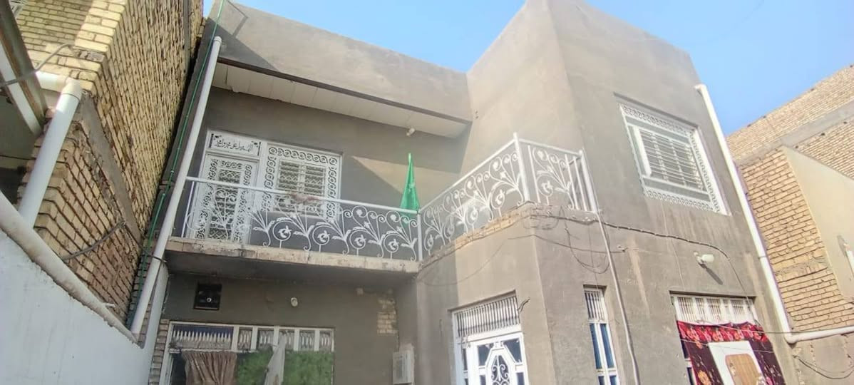 بسم الله توكلنا على الله 
دارين للبيع طابو صرف كل دار طابقين
الدار الاولى مساحه 200متر طابقين يحتوي الطابق الارضي على استقبال ومطبخ وصاله وغرفتين وصحيات ومناور وساحه كبيره الطابق الثاني يحتوي على استقبال ومطبخ وصاله وغرفتين وصحيات ومناور العنوان محافظة ميسان حي الحسين الجديد شارع ابو شاكر فرع مطعم فدك مقابل روظة العبير مثل ماموضح بالصور 
الدار الثانيه مساحه 200متر طابقين 
الطابق الأول يحتوي على 
استقبال ومطبخ وصاله وغرفتين وصحيات ومناور وساحه كبيره 
الطابق الثاني يحتوي على استقبال ومطبخ وصاله وغرفتين وصحيات البيت كله سيراميك مثل ماموضح بالفيديو 
عنوانه  ثالث بيت عن شارع العام مقابل صيدلية وشارع تجاري ومطاعم حي الحسين شارع ابو شاكر
الإستفسار اتصال او واتساب ***********
***********
