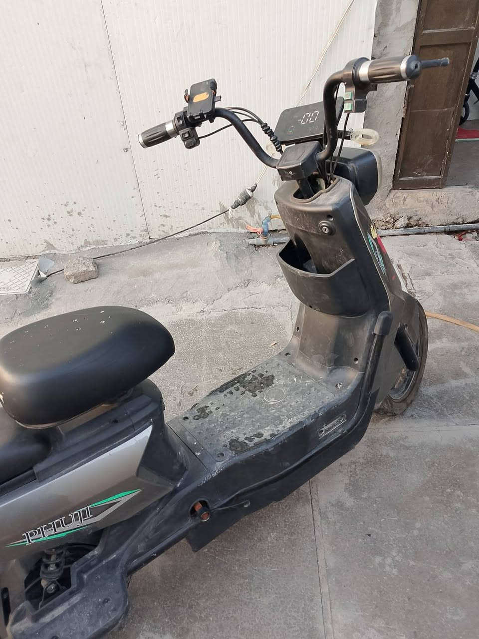 سلام عليكم دراجه شحن 🔋⚡للبيع كلاسك اربع بطاريات لايت شاشة شغالات دراجه نضيفه السعر 425 الف وبيه مجال العنوان بغداد فلكه الشهداء رقم الهاتف *********** للاستفسار الاتصال على رقم الهاتف
