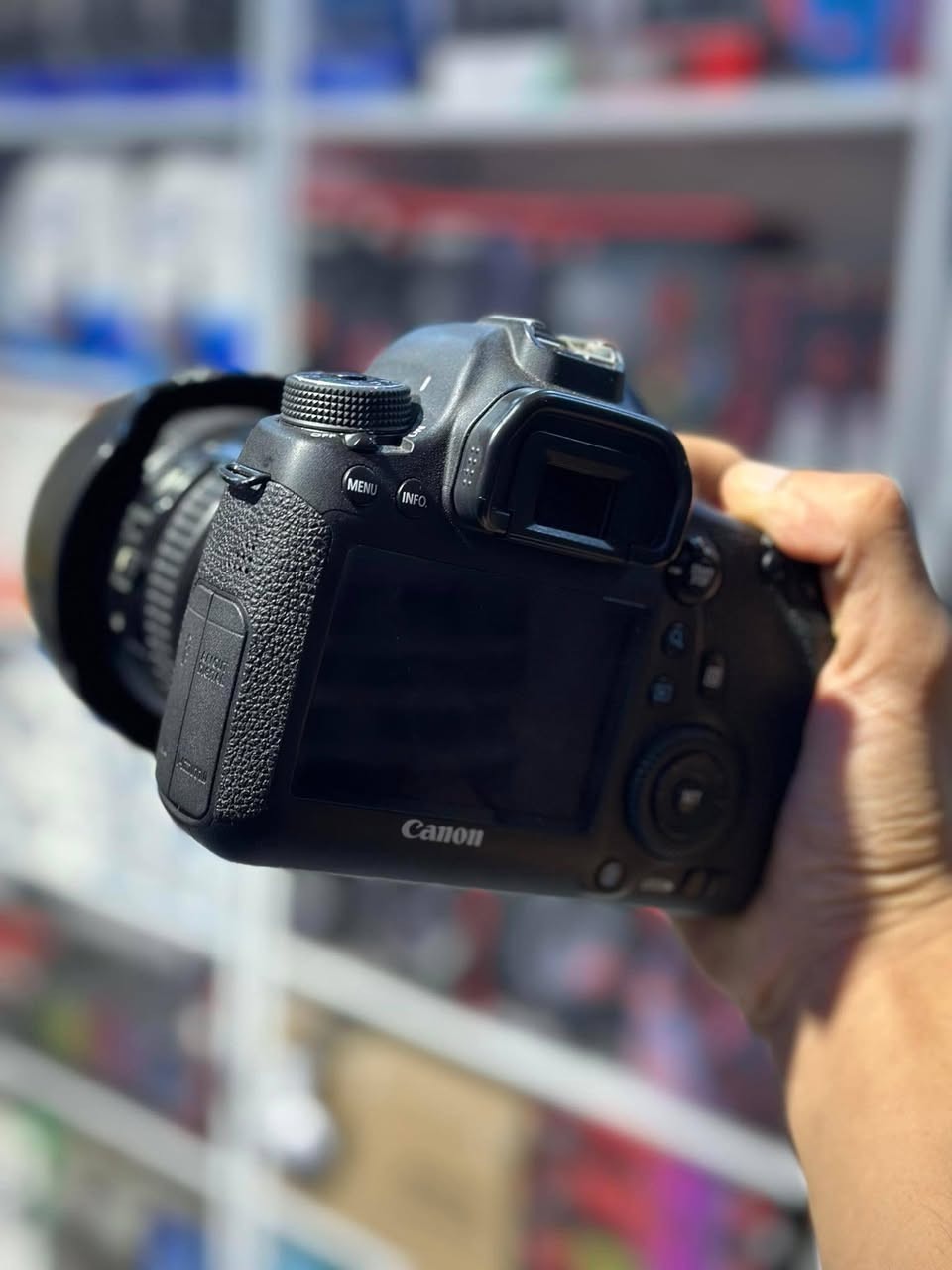 كامرة كانون 6D
مارك 1
ملحقاته زوم 
جنطة 
وبطارية اضافية 
***********
مكاني النجف الاشرف توصيل جميع محافضات العراق
