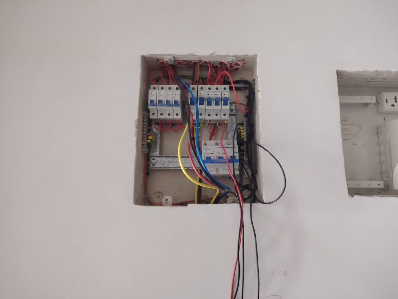 نقدم لكم أفضل خدمات الكهرباء الحديثة للبيوت والمشاريع:أفضل
🏠 تأسيس كهرباء جديد كامل
💡 إنارة حديثة (سبوت لايت + بروفايل ديكور)
🔧 صيانة وإصلاح الأعطال الكهربائية
⚡ فحص وتعديل الشبكات الكهربائية
🏡 شغل نظيف وسريع وبأسعار مناسبة
📍 نغطي جميع المناطق
📞 للحجز والاستفسار: ***********
