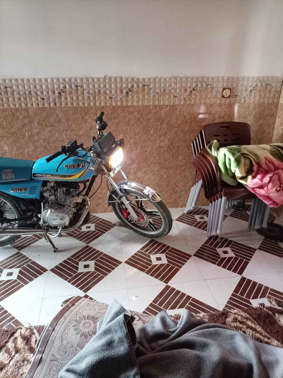 سيفان سولنك 23
محرك 150
سلف
منفيس. سعر 550 وبي مجال شي قليل.   ***********
***********
