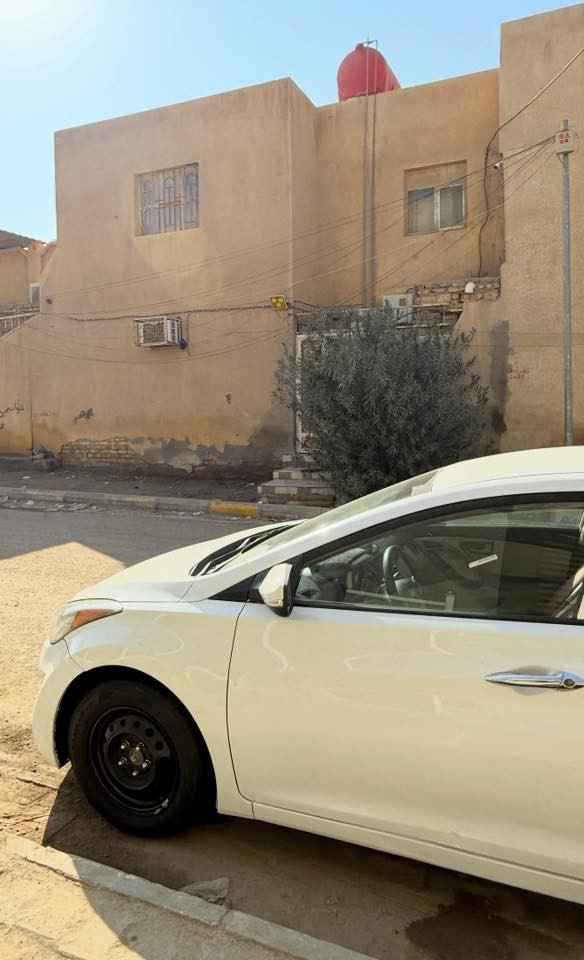 سلام عليكم النترا 2016امريكي 
مكينه 2000دوش 
تبديل بيها بنيد والبدنه الاماميه
وصبغ دوس وبيها بارد وتكحيل قليل بالباب الخلفي بجها السدر السياره عليها تخم تاير جديد ماعوزها شي سياره ترايك وين ماجان العنوان ناصريه مركز ***********
