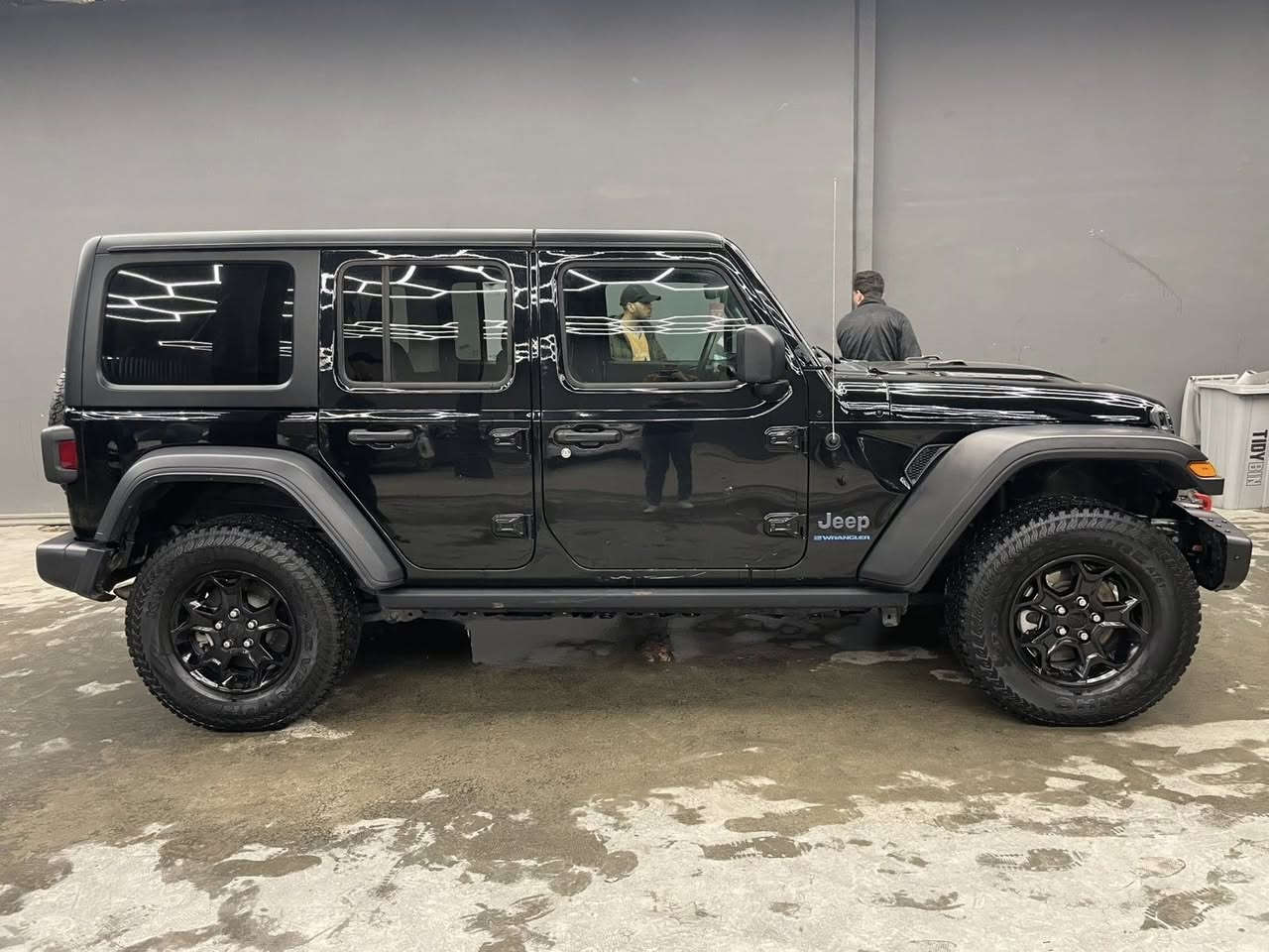 السلام عليكم
جيب رانكلر 2023 هايبرد
مكفولة من الصبخ بيها فقط بنيد مبدل
السعر 28500 $
ماشية 35 كم 
للاستفسار ***********
