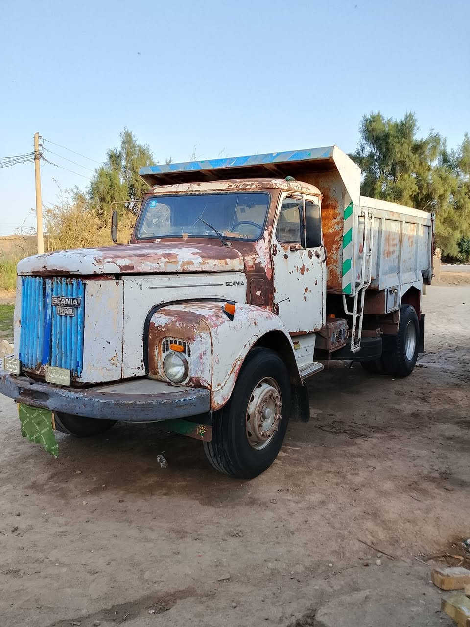 السلام عليكم سكانيه 111 للبيع موديل 74مكينه وكير خير من الله لاصرف ولا بخار اكسنهه وسط شاصي مكفول حداديه جديده تايرات جدد خياسات بس بلكاعيه القماره رقم اصفر مشتغلين بمعاملتهه للستفسار على ***********//***********
