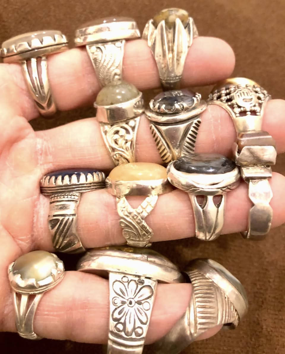 مجموعة مميزة من خواتم متنوعة عدد ( ١٣ خاتم) فضة ٩٢٥ وصياغات يدوية مميزة  كلهن بيعة وحدة سعرهن ( ٨٠٠ الف )👍🌺💍💍💍


**إذا كنت صاحب هذا الإعلان وتريد حذفه لأي سبب، رجاءا أرسل رسالة إلى الدعم الفني**