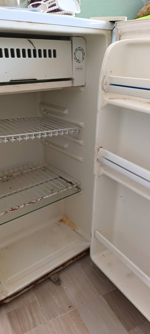 ثلاجةمستعملة بحالة وسط و صغيرة للبيع وبسعر مناسب لمزيد من المعلومات الاتصال بالرقم ***********
