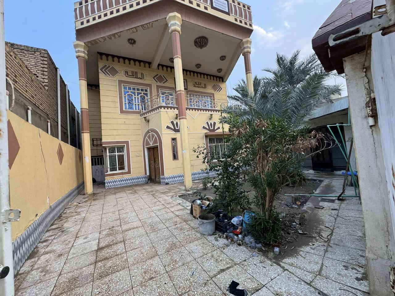 بيت طابقين على ساحه طابو صرف 
مساحه 250م 
خنيطله شارع محسن علوان قريب للشارع العام 

يحتوي الطابق الاول ديوانيه وهول وصاله وغرفتين ومطبخ ومجمع صحيات داخلي وخارجي 

الطابق الثاني يحتوي على 3 غرف وصاله ومجمع صحيات 

البيت فارغ 
السعر 350 وبي مجال 

واتساب *********** علاء بدر
